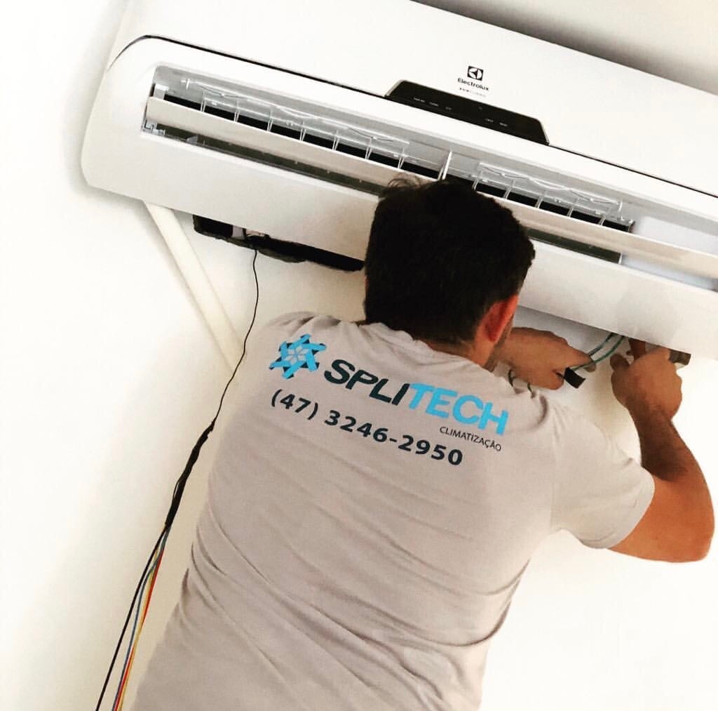 Técnico da Splitech instalando ar condicionado split